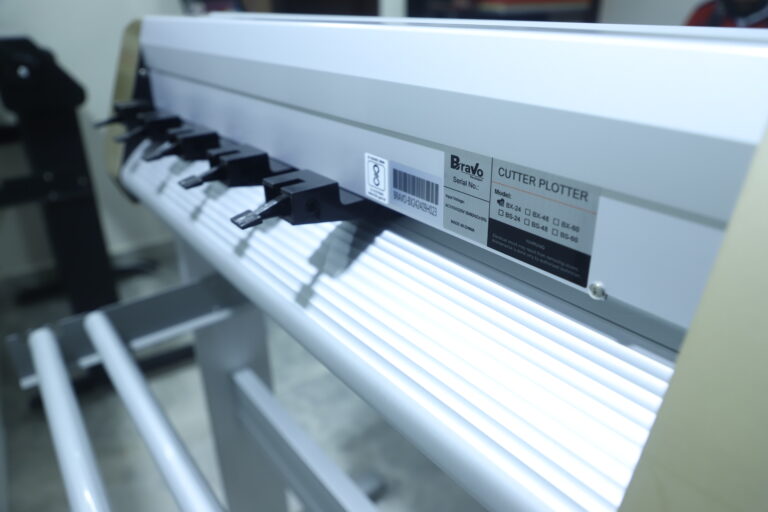 STICKER CUTTING PLOTTER MACHINE