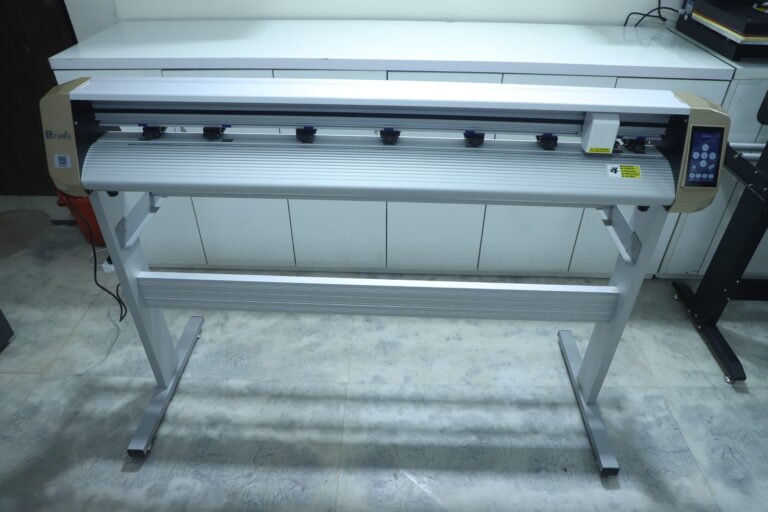 REFLECTIVE CUTTING MACHINE
