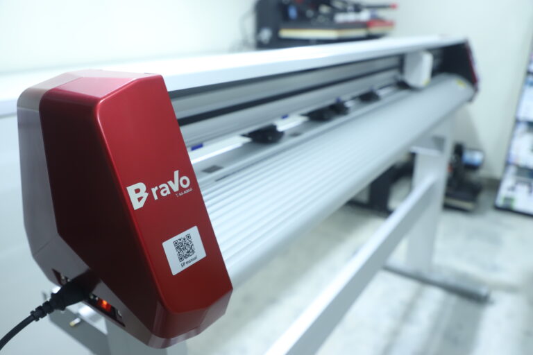 Label cutting plotter machine