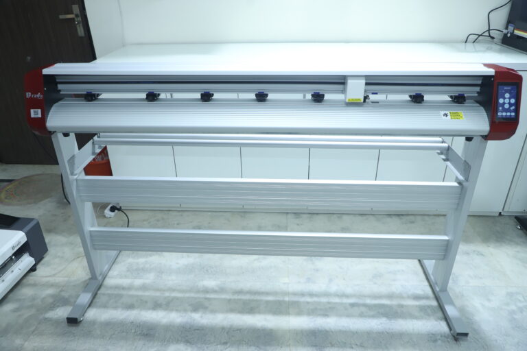 Vinyl cutting plotter machine
