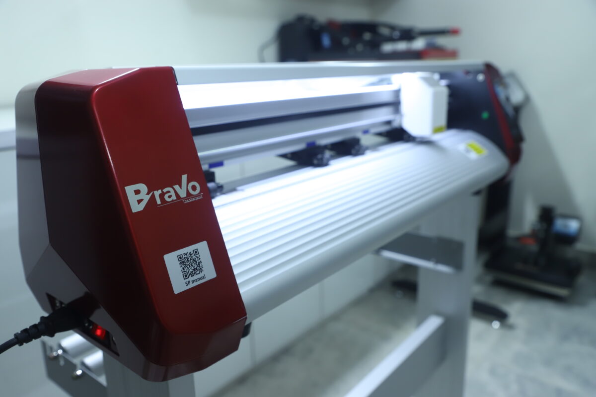 DIGITAL STICKER CUTTING PLOTTER
